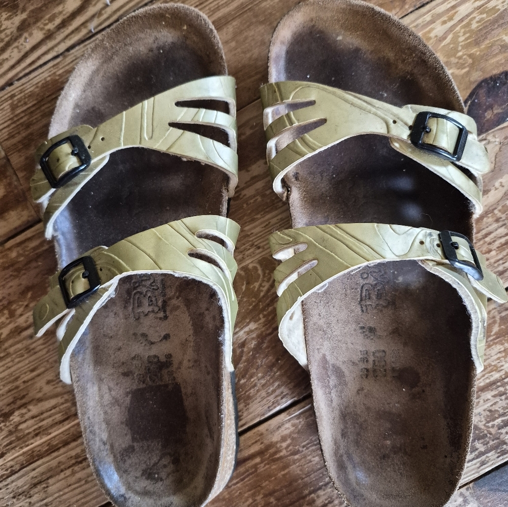 Stylish Women's Sandals in GOLD.